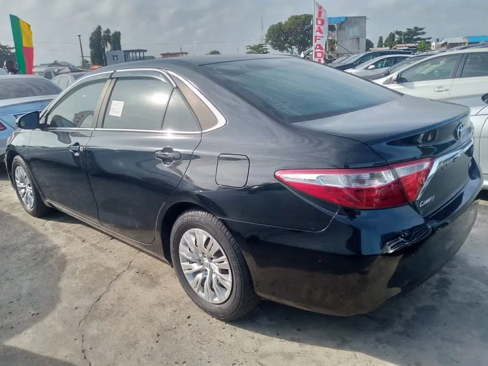 2016 Toyota Camry — photo 3