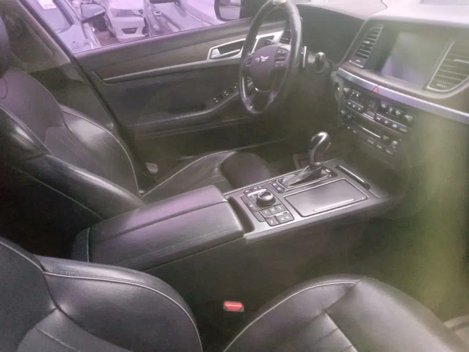 2015 Hyundai Genesis — photo 2