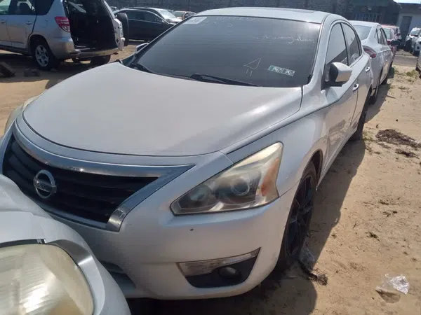 2013 Nissan Altima photos, price and features