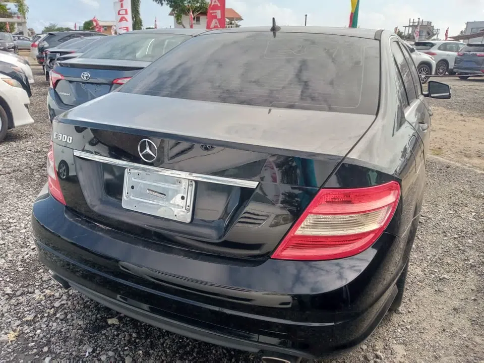 2010 Mercedes-Benz C-Class — photo 2