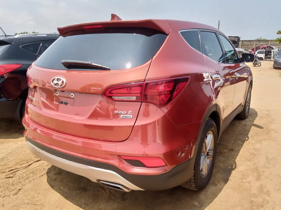 2017 Hyundai Santa Fe — photo 2