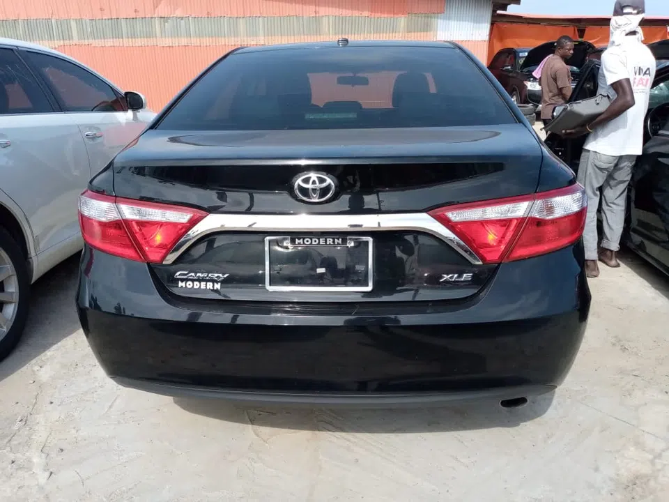 2016 Toyota Camry — photo 3