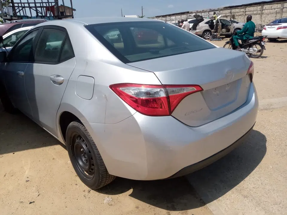 2015 Toyota Corolla — photo 2