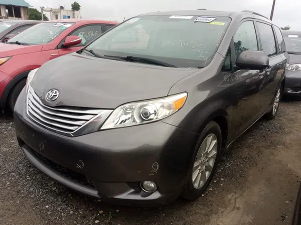 2011 Toyota Sienna photos, price and features