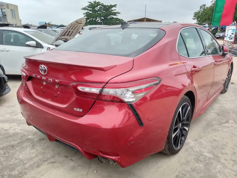 2019 Toyota Camry — véhicule vendu — photo 3