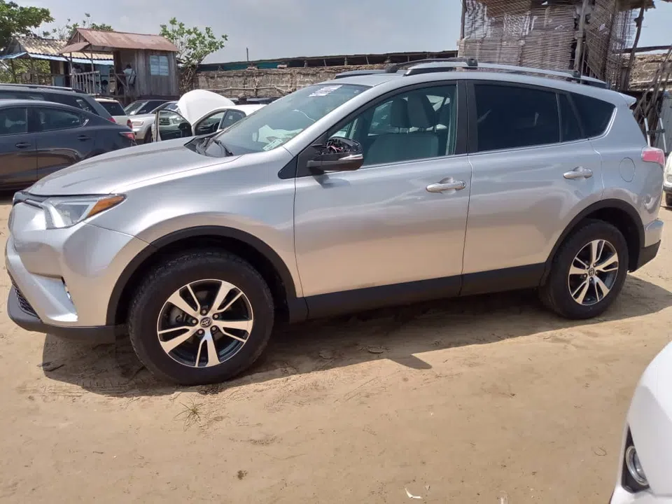 2017 Toyota Rav4 — photo 2