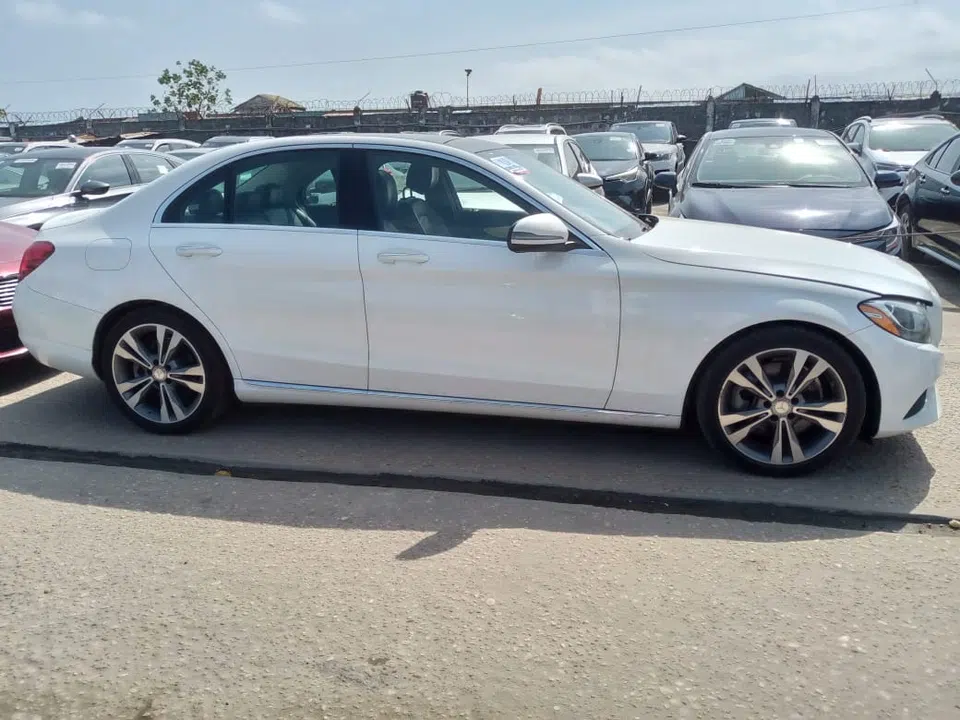 2016 Mercedes-Benz C 300 — photo 2