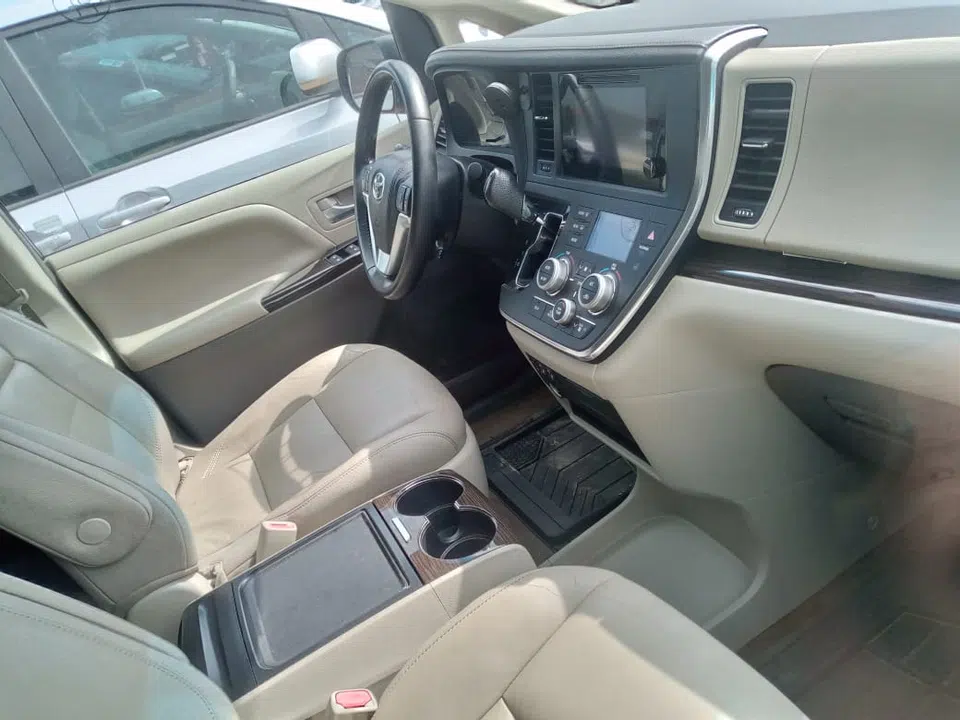 2016 Toyota Sienna — photo 2