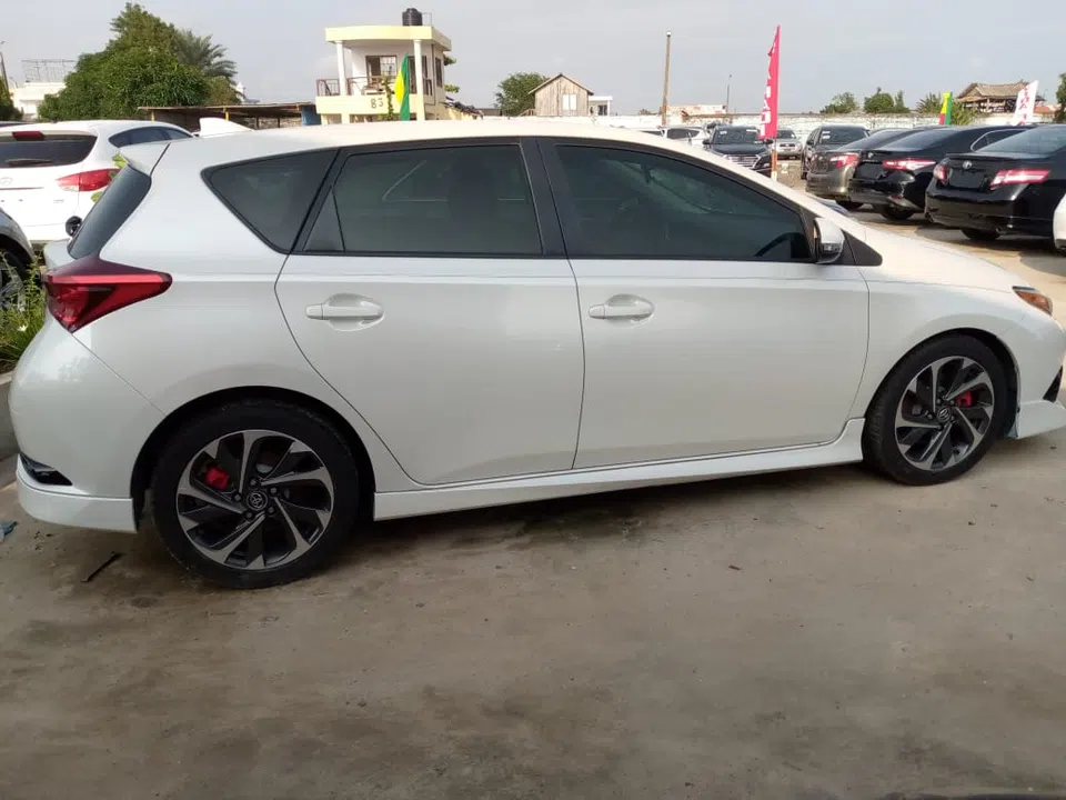2017 Toyota Corolla Im — photo 2