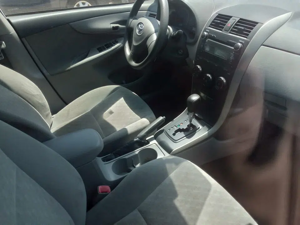 2010 Toyota Corolla — photo 2