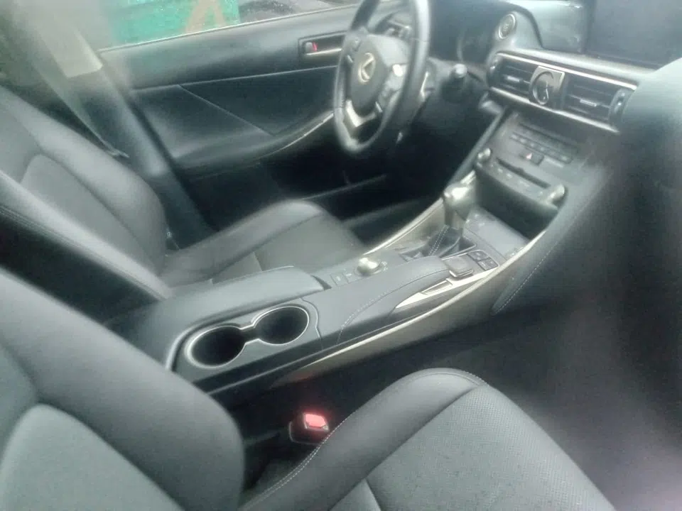 2019 Lexus Is — photo 3