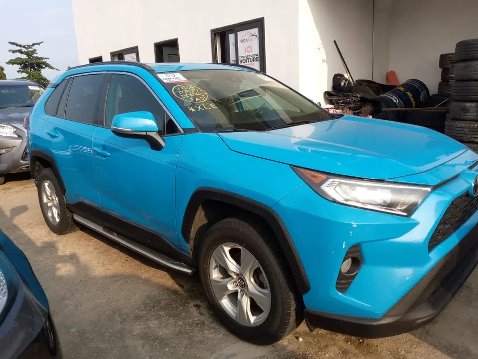 2020 Toyota Rav4 xle — photo 2