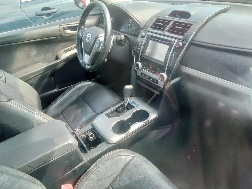 2012 Toyota Camry — photo 2