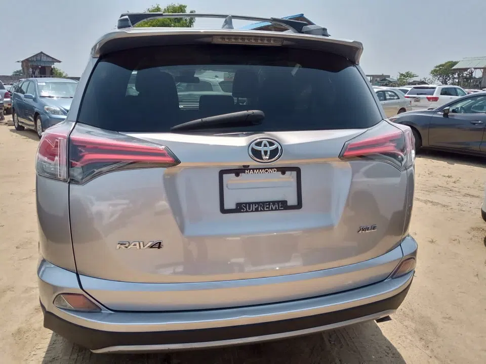 2017 Toyota Rav4 — photo 3