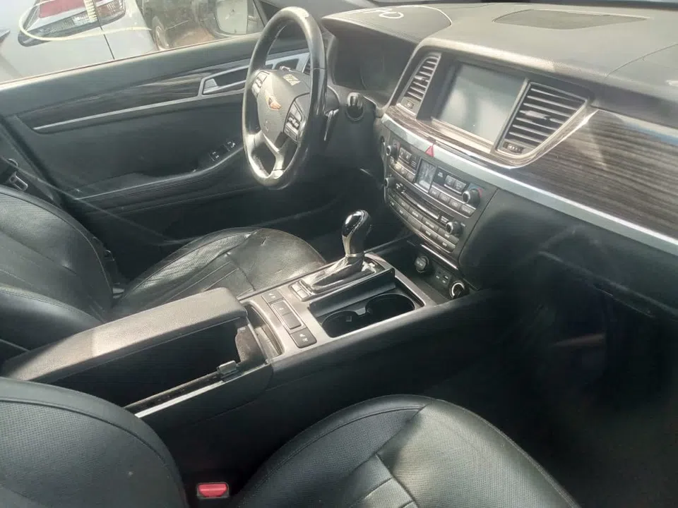 2015 Hyundai Genesis — photo 2