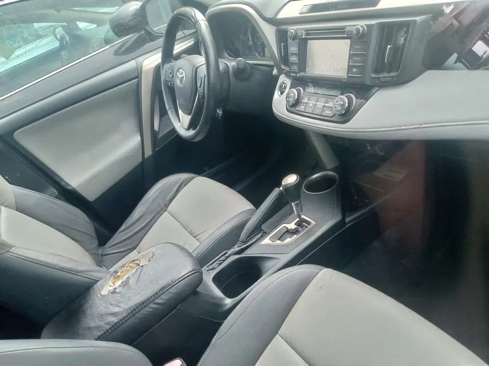 2015 Toyota Rav4 — photo 2