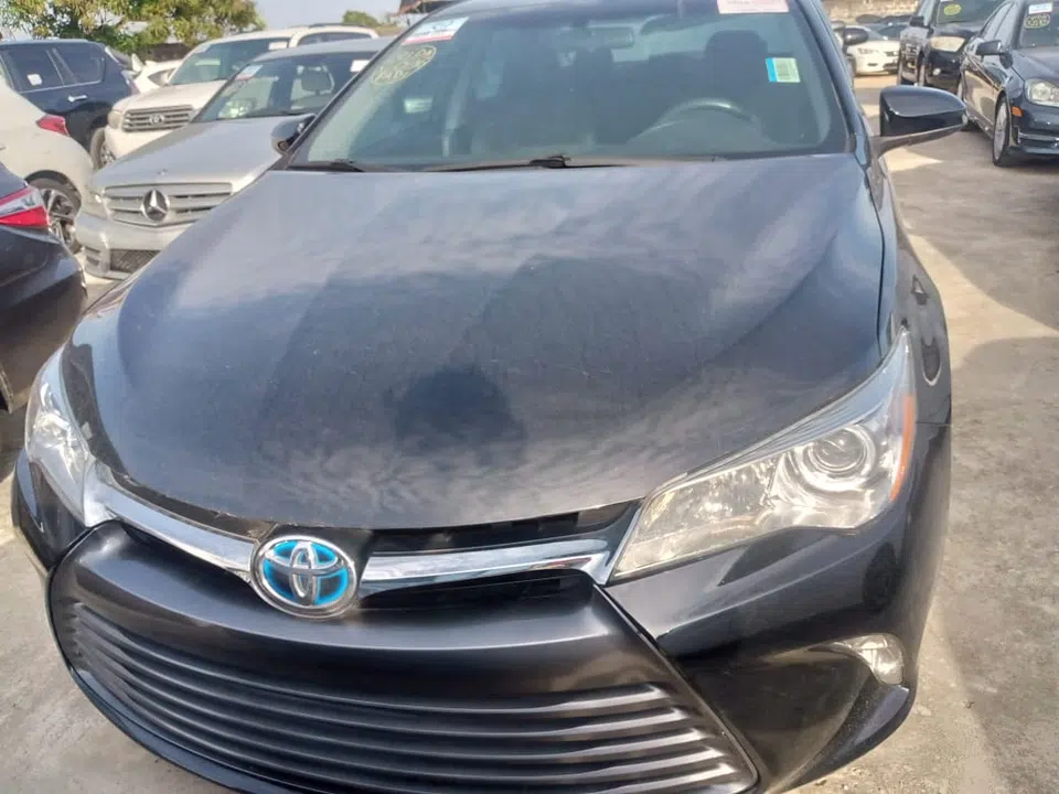 2016 Toyota Camry — photo 2