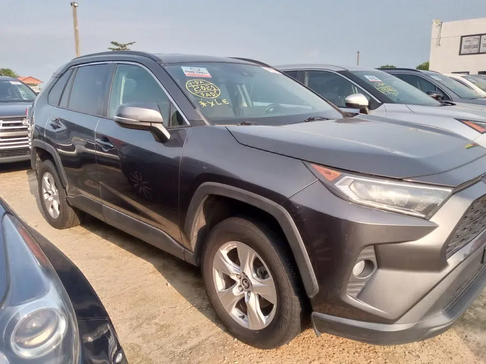 2021 Toyota Rav4 xle — photo 2
