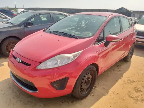 2013 Ford Fiesta photos, price and features