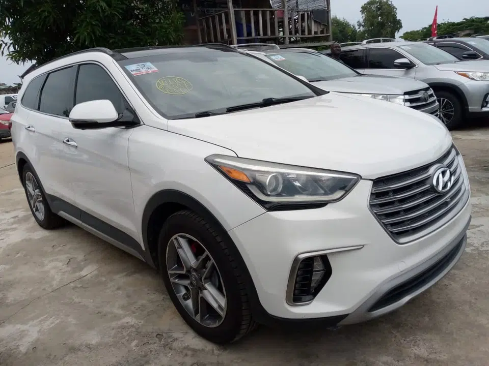 2017 Hyundai Santa Fee — photo 2