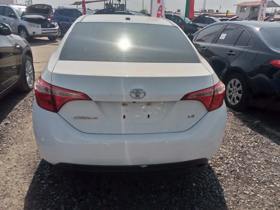 2018 Toyota Corolla ls — photo 2