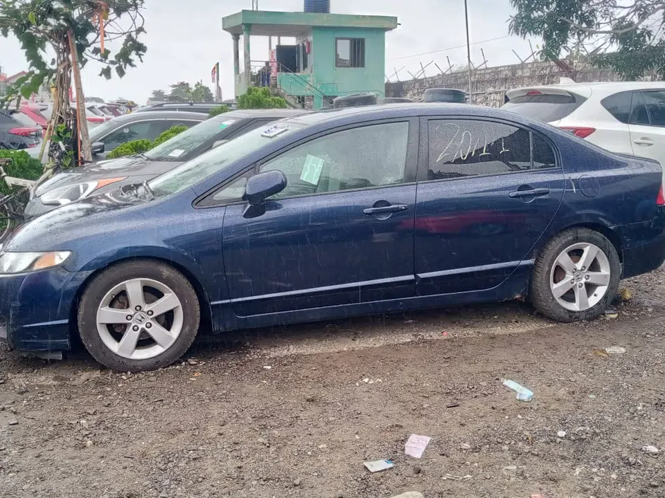 2011 Honda Civic — photo 2