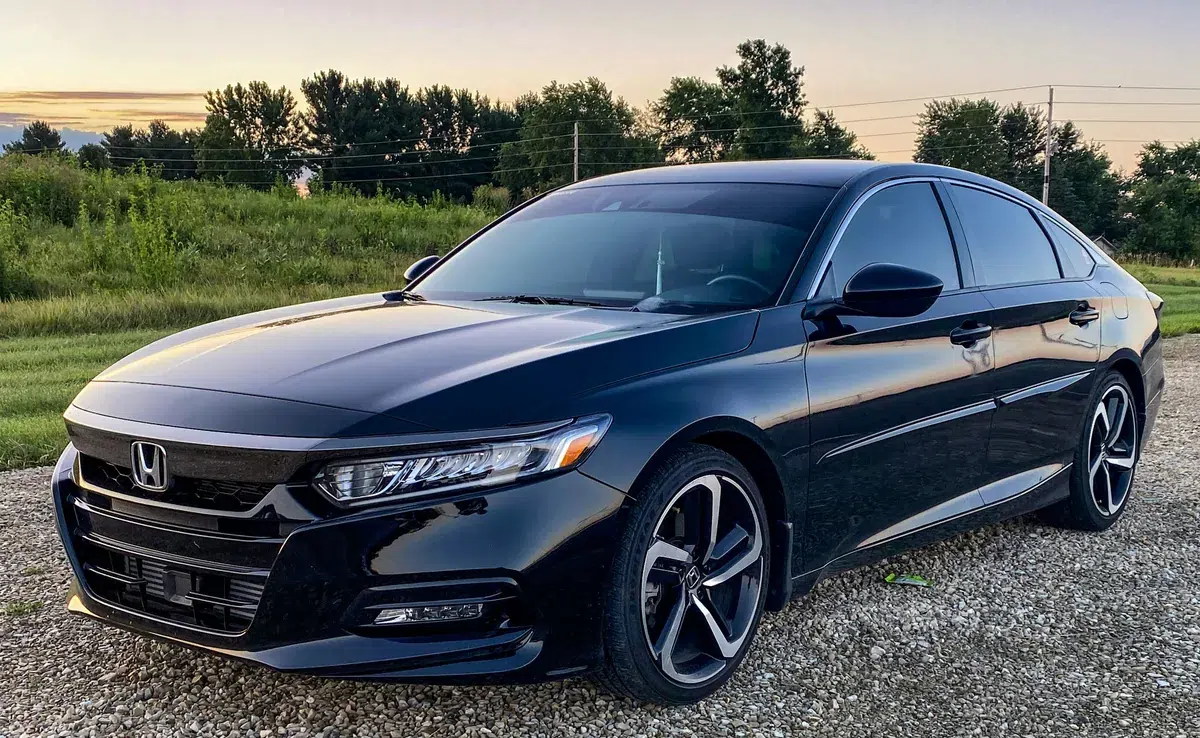 Honda Accord noire stationnée sur du gravier