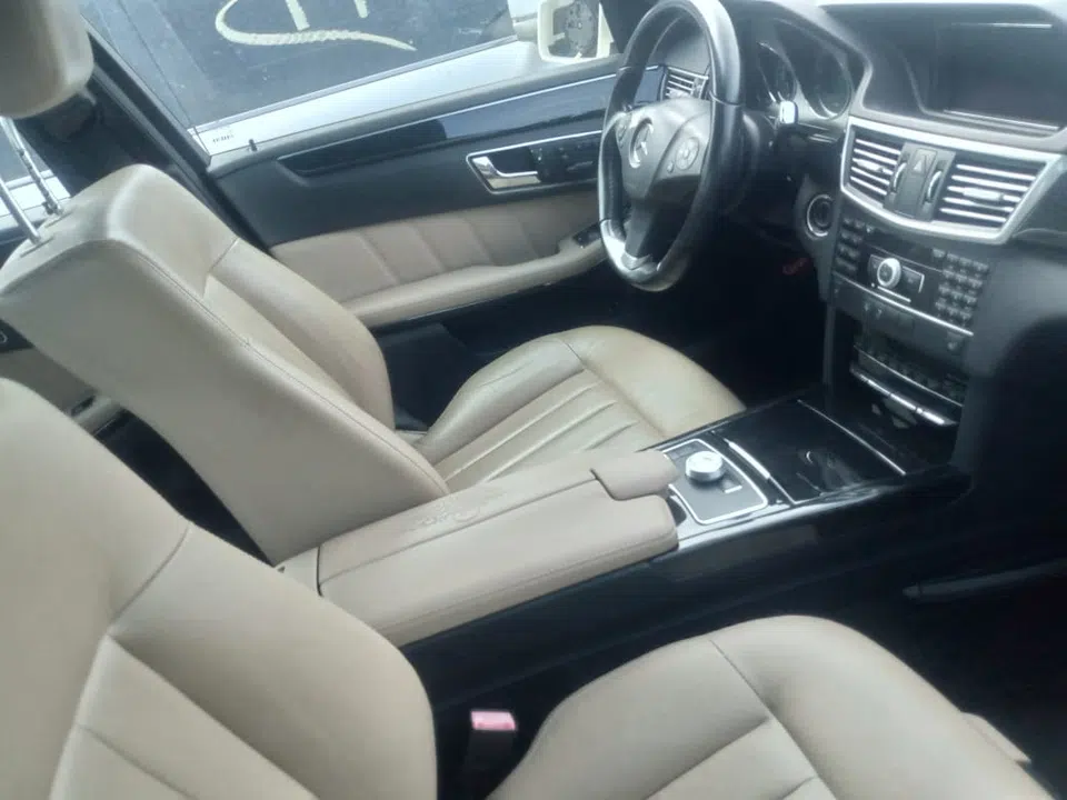 2011 Mercedes-Benz E-Class — photo 2