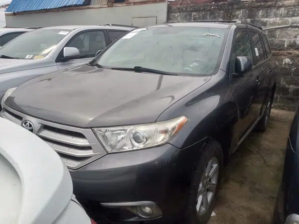 2012 Toyota Highlander photos, price and features
