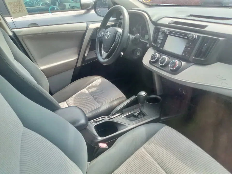 2013 Toyota Rav4 — photo 2