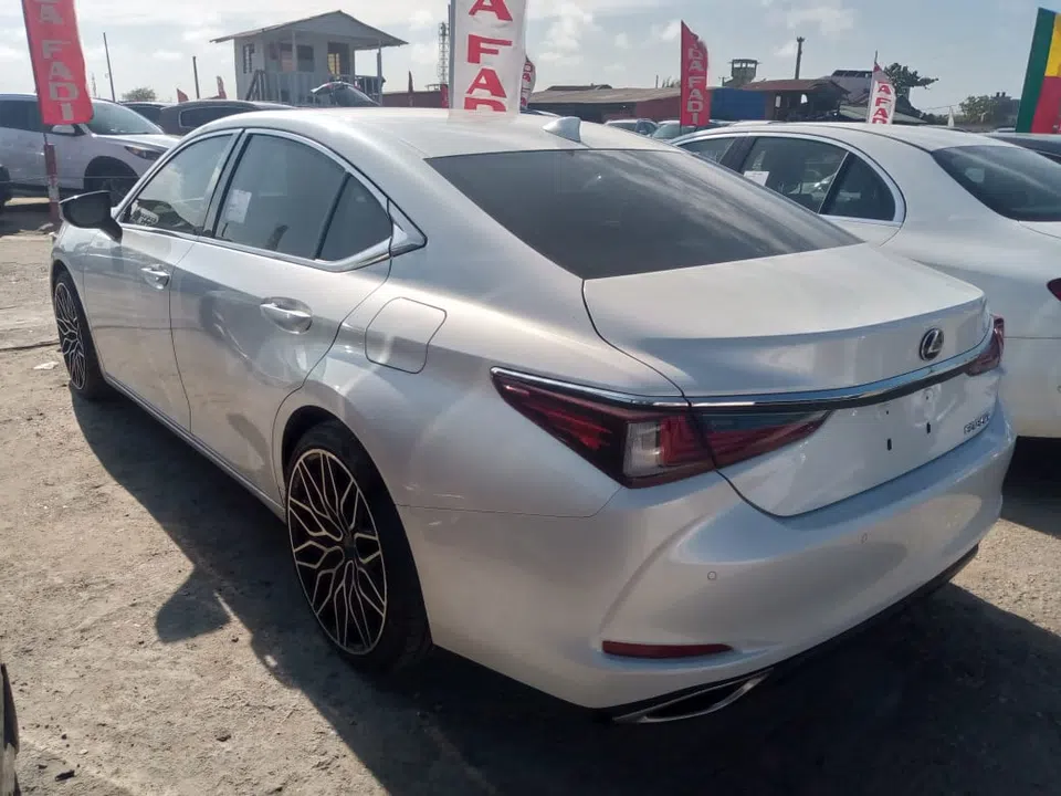 2019 Lexus Es 350 — photo 3