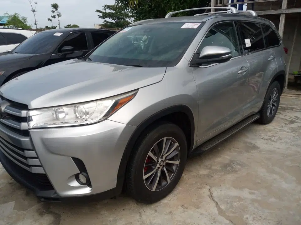 2017 Toyota Highlander — photo 2