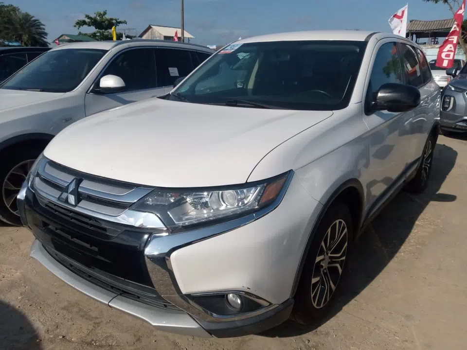 2016 Mitsubishi Outlander — photo 2