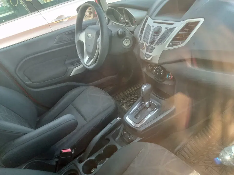 2013 Ford Fiesta — photo 2