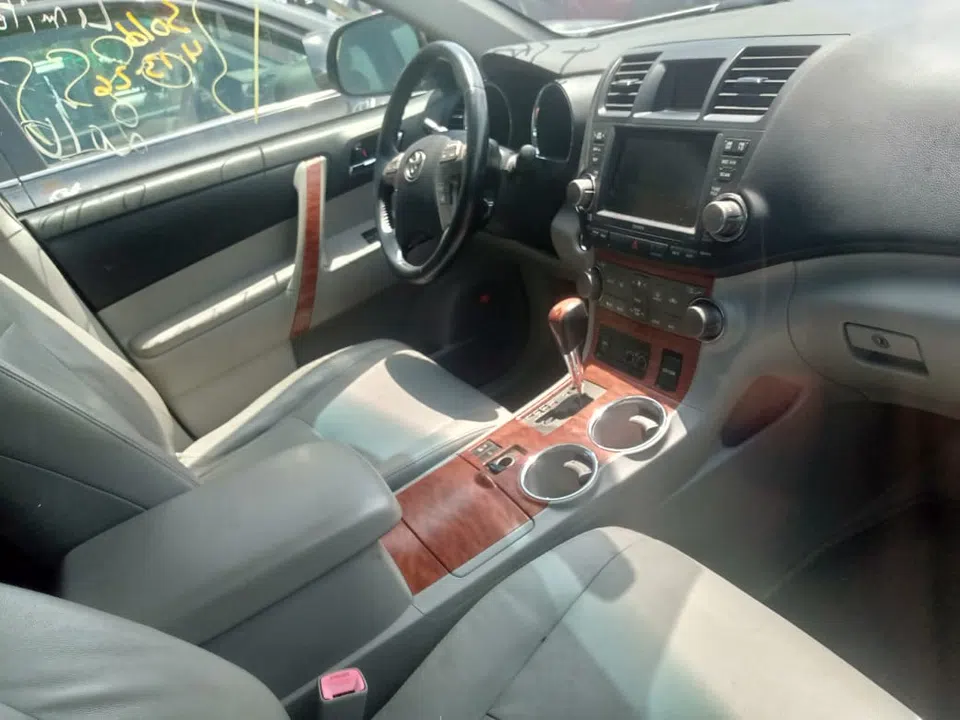 2010 Toyota Highlander — photo 2