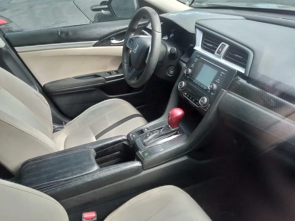 2016 Honda Civic — photo 2