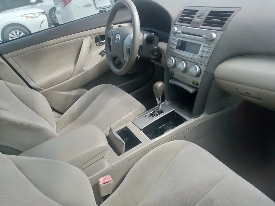 2011 Toyota Camry — photo 2