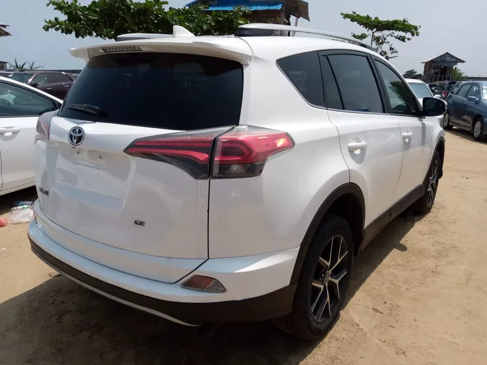 2017 Toyota Rav4 — photo 3