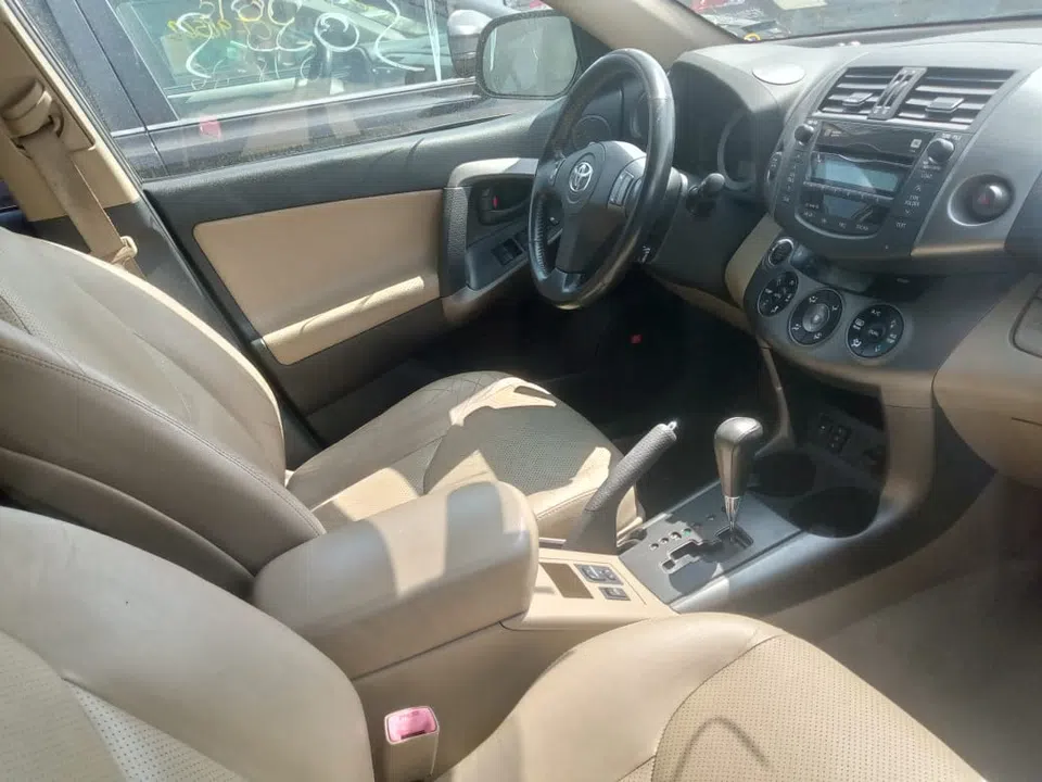 2010 Toyota Rav4 — photo 2
