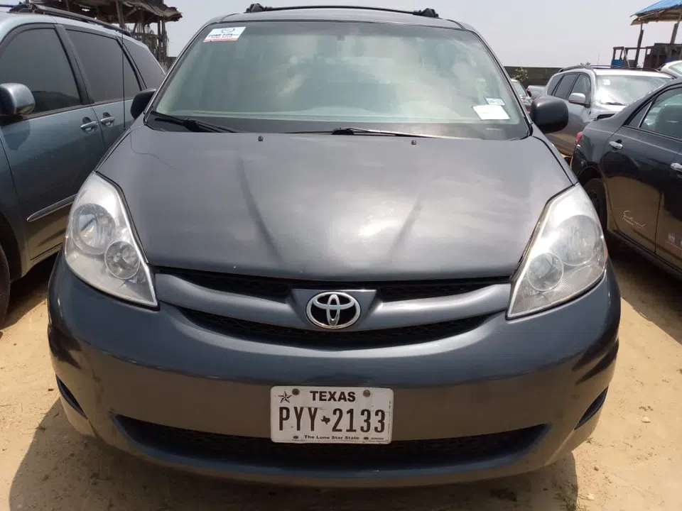 2014 Toyota Sienna — véhicule vendu — photo 2