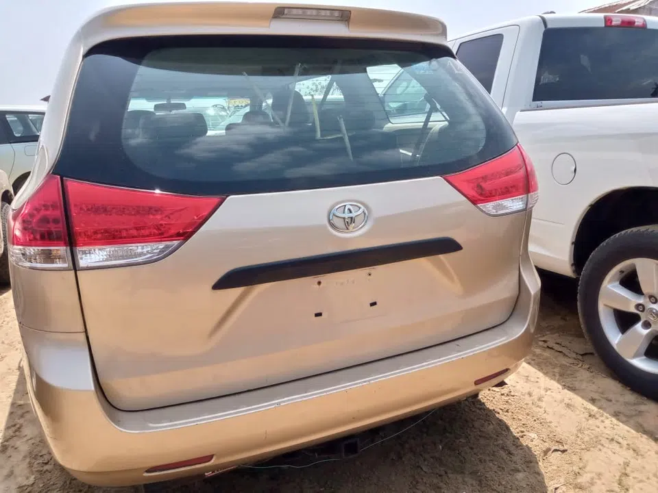 2011 Toyota Sienna — photo 3