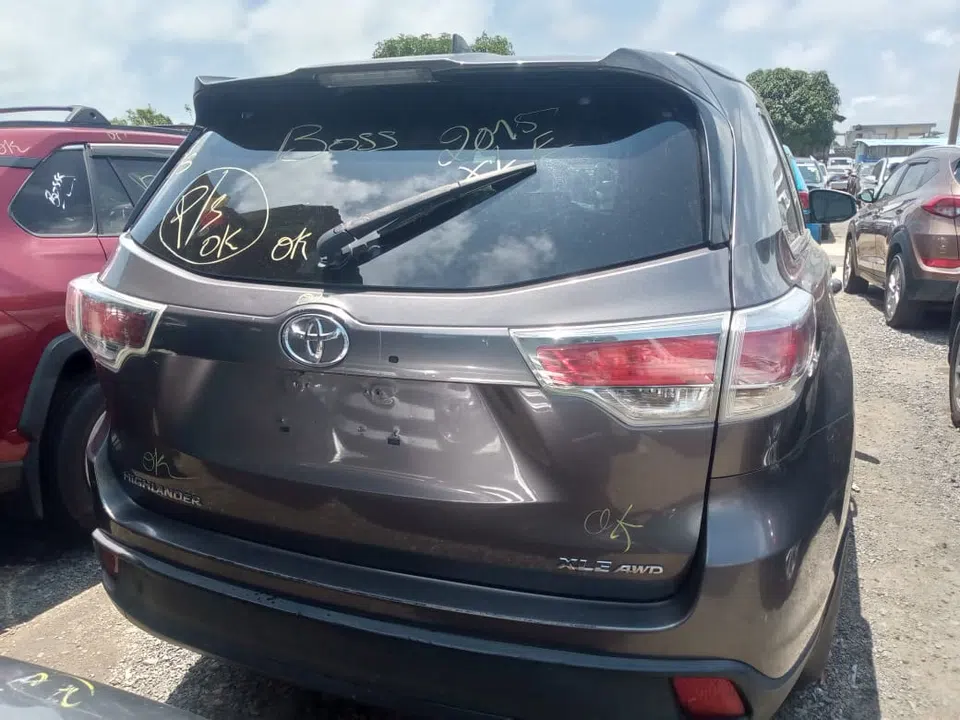 2015 Toyota Highlander — photo 2