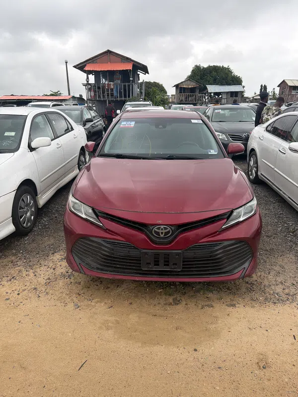 Toyota Camry – photos, prix et caractéristiques
