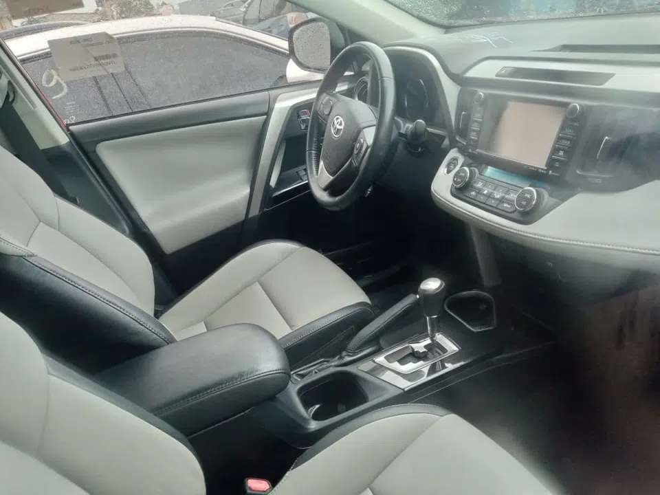 2016 Toyota Rav4 — photo 2