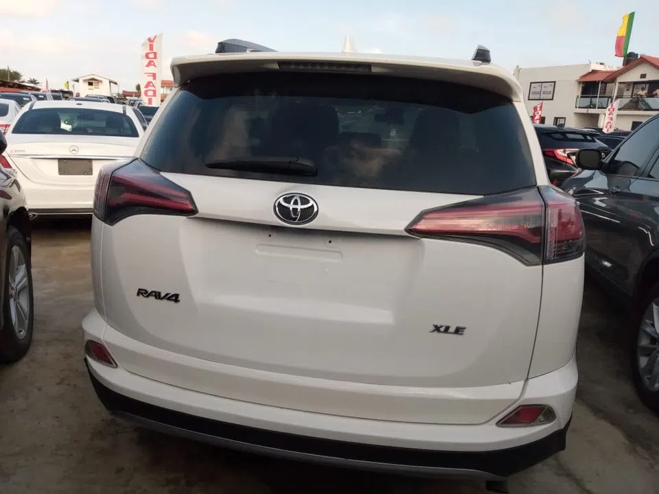 2017 Toyota Rav4 — photo 2