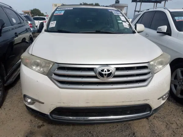 2013 Toyota Highlander photos, price and features