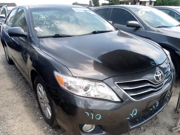 2011 Toyota Camry photos, price and features