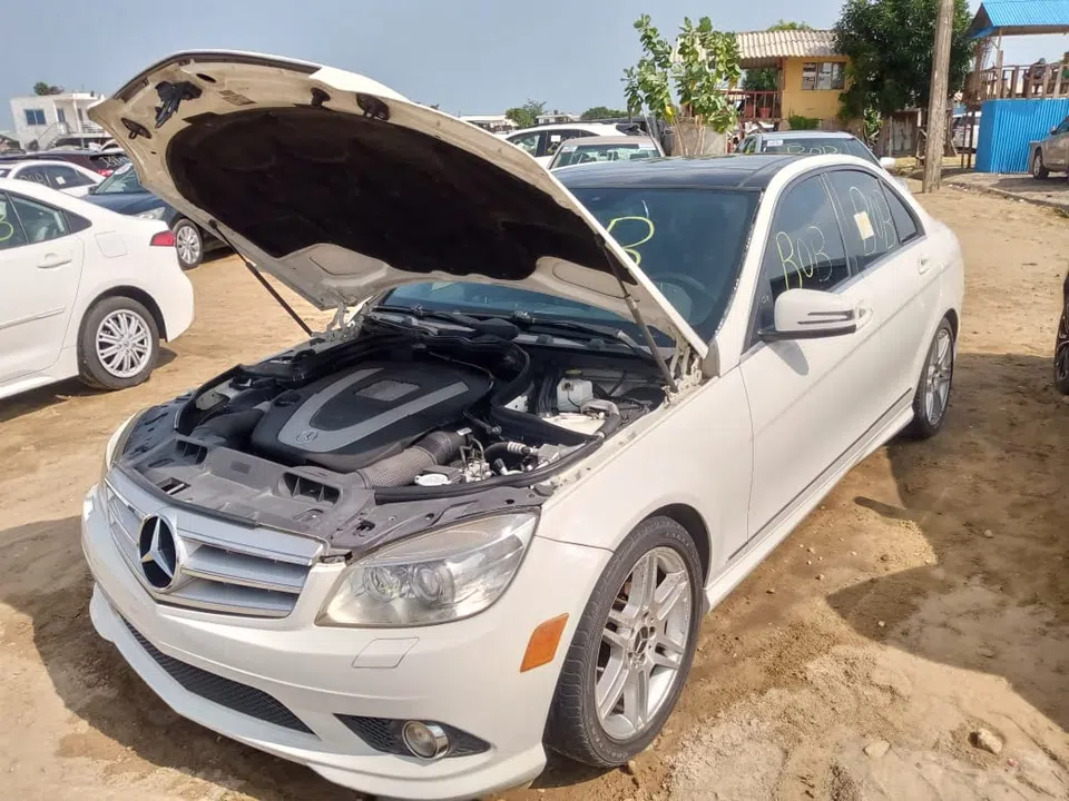 2010 Mercedes-Benz C-Class — photo 3